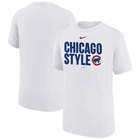 T-shirt Nike blanc pour jeunes avec légende locale des Chicago Cubs