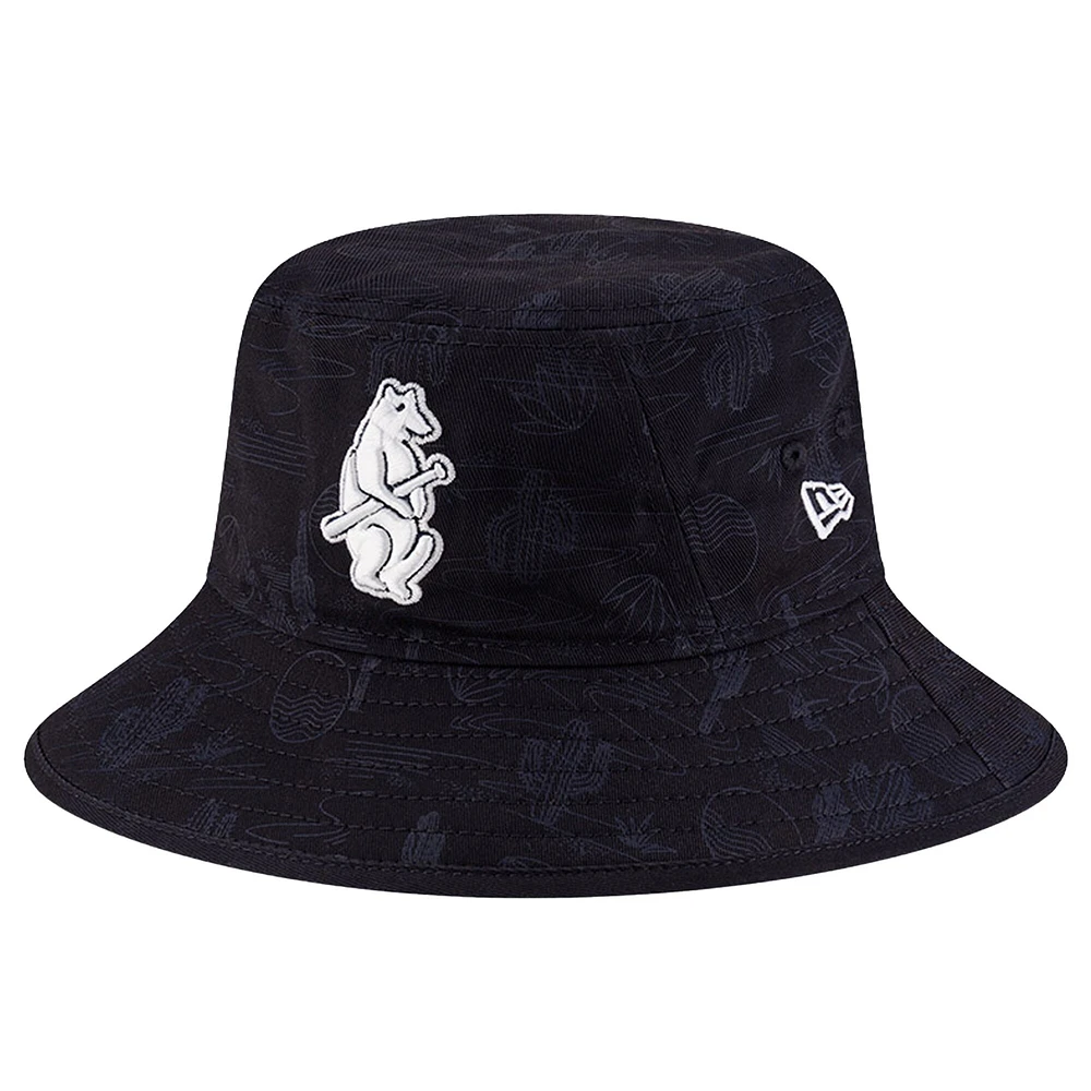 Bob New Era bleu pour jeunes Chicago Cubs 2025 Spring Training All Over Print