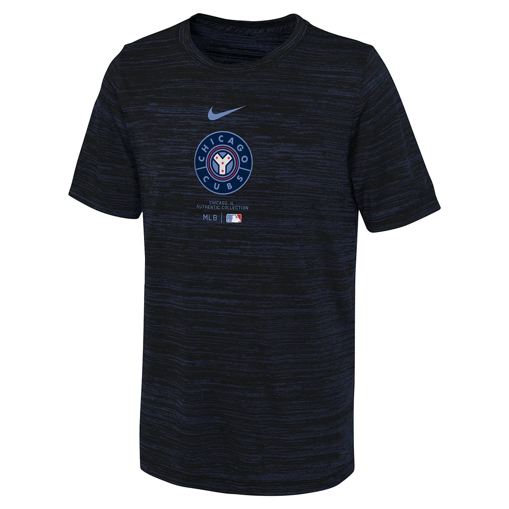 T-shirt Nike bleu marine Chicago Cubs City Connect Practice Graphic Performance pour jeune