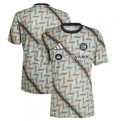 Haut d'avant-match adidas Chicago Fire 2024 Hispanic Heritage pour homme noir