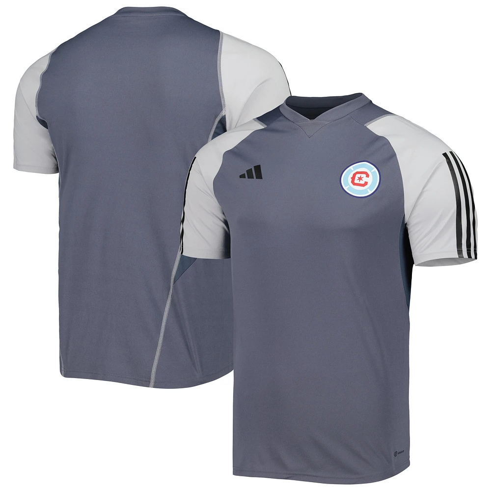 Maillot d'entraînement sur le terrain adidas Chicago Fire 2023 gris pour homme