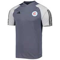 Maillot d'entraînement sur le terrain adidas Chicago Fire 2023 gris pour homme