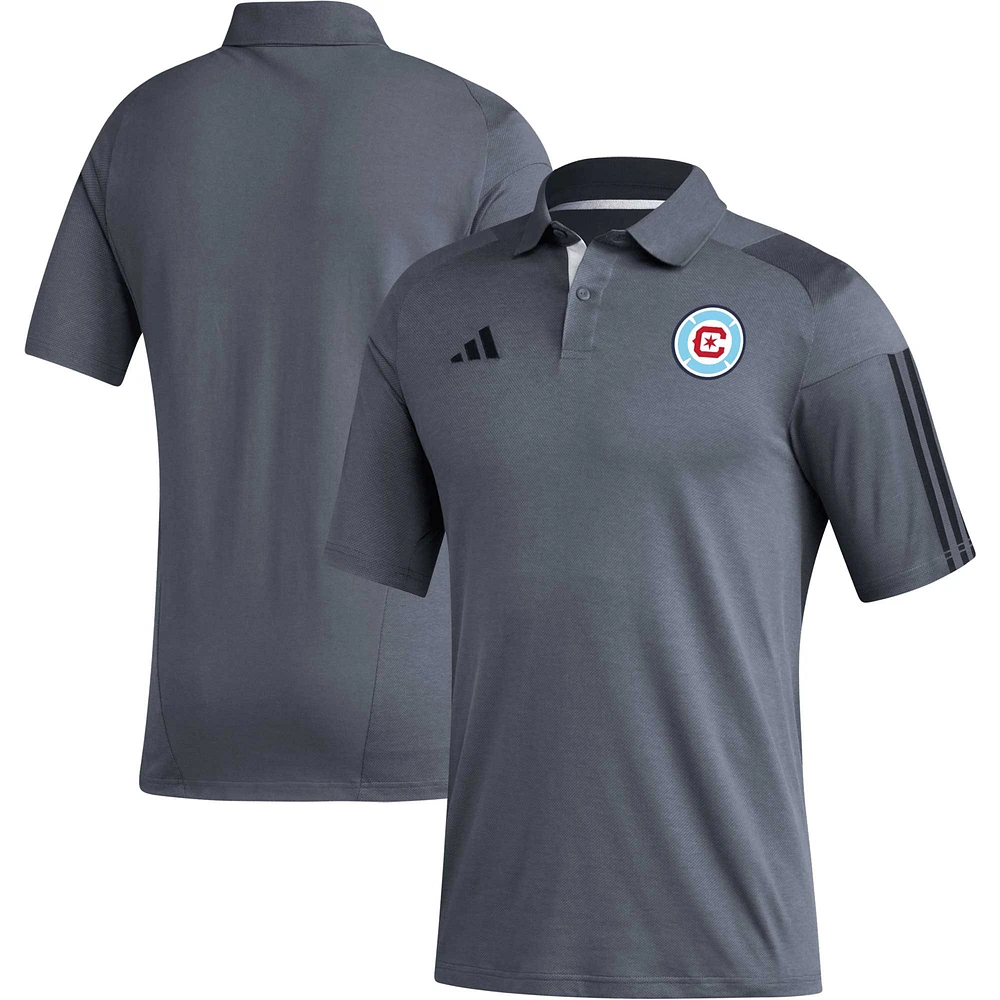 Polo d'entraînement sur le terrain adidas Chicago Fire 2023 gris pour homme