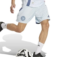 Short adidas bleu clair Chicago Fire Away 2025 Municipal Device Kit Authentic pour homme