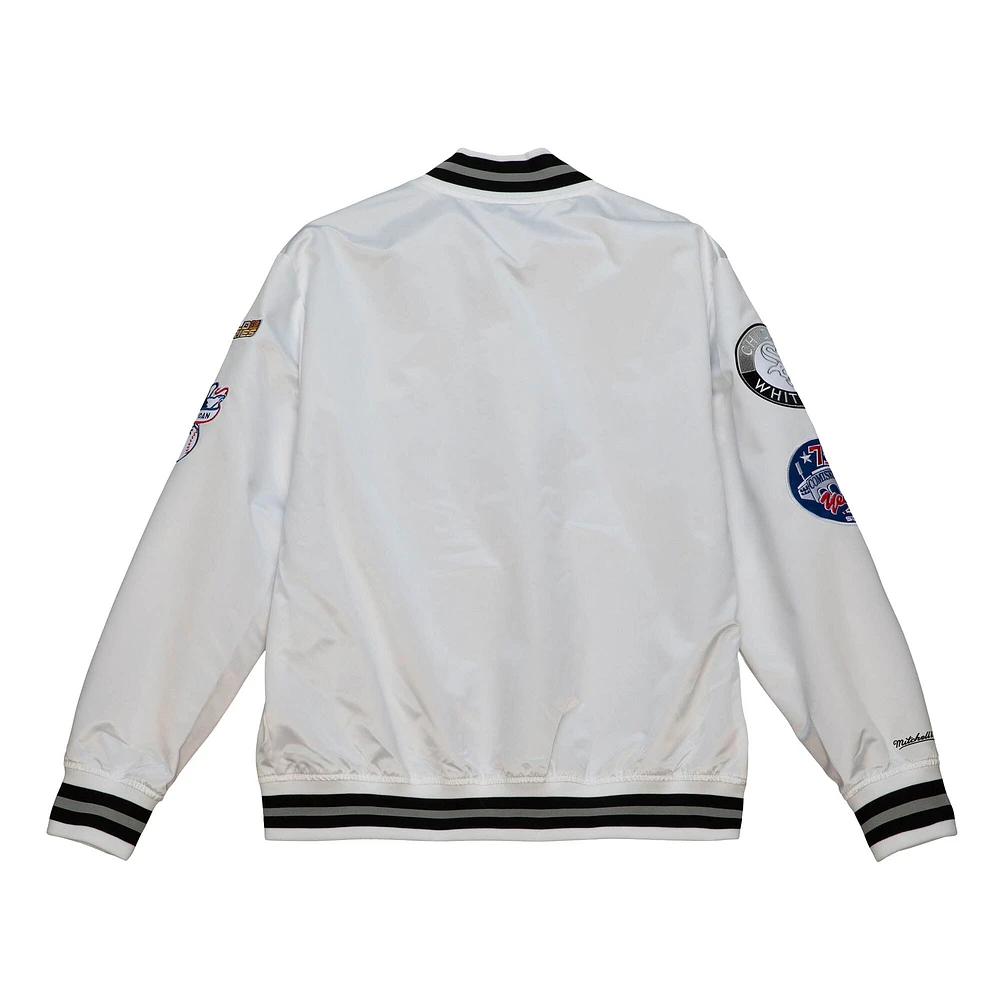 Mitchell & Ness - Chicago White Sox City Collection Veste universitaire en satin à boutons-pression pour hommes Blanc