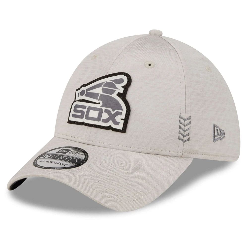 Casquette New Era crème Chicago White Sox 2024 Clubhouse 39THIRTY Flex Fit pour hommes