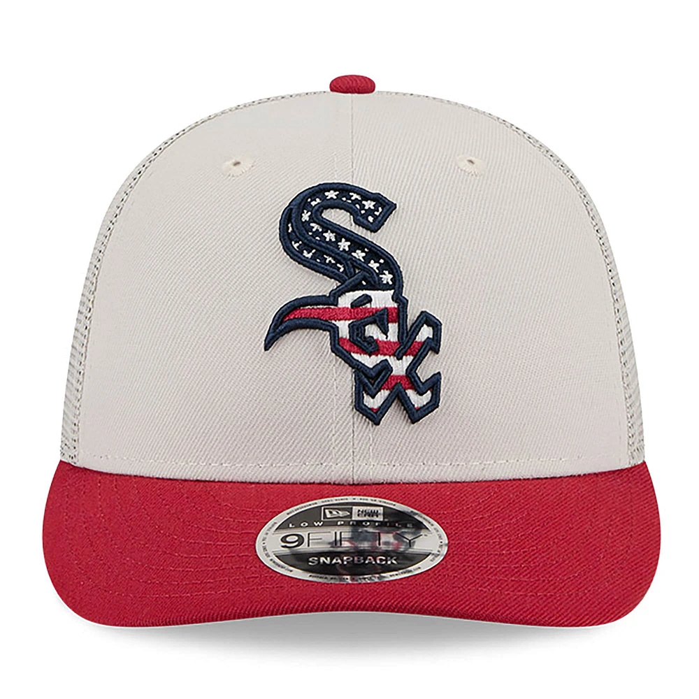 Men's New Era  Khaki/Red Chicago White Sox 2024 Fourth of July Trucker Low Profile 9FIFTY Snapback Hat