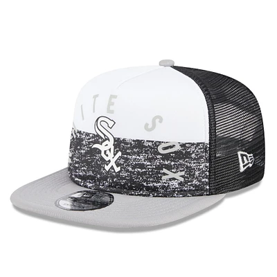 Casquette Trucker 9FIFTY Snapback en mousse sur le devant en forme de A de l'équipe Chicago White Sox New Era pour hommes, blanc/gris