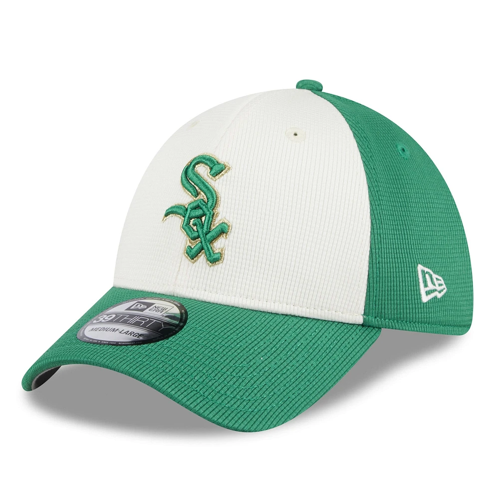 Casquette Flex Fit 39THIRTY New Era pour hommes des Chicago White Sox 2024 de la Saint-Patrick