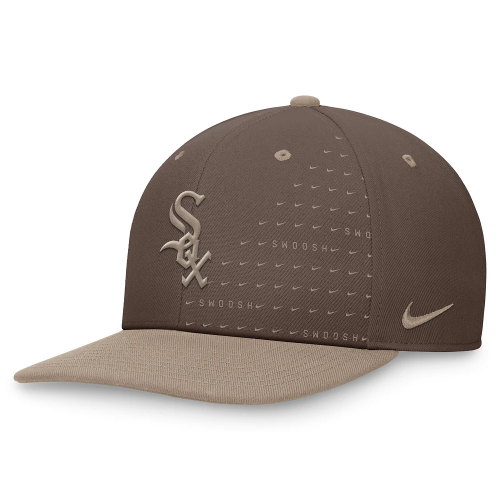 Casquette Snapback Nike Chicago White Sox Statement Ironstone Pro Performance marron pour homme