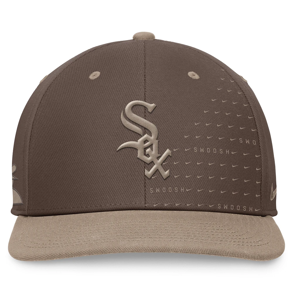 Casquette Snapback Nike Chicago White Sox Statement Ironstone Pro Performance marron pour homme