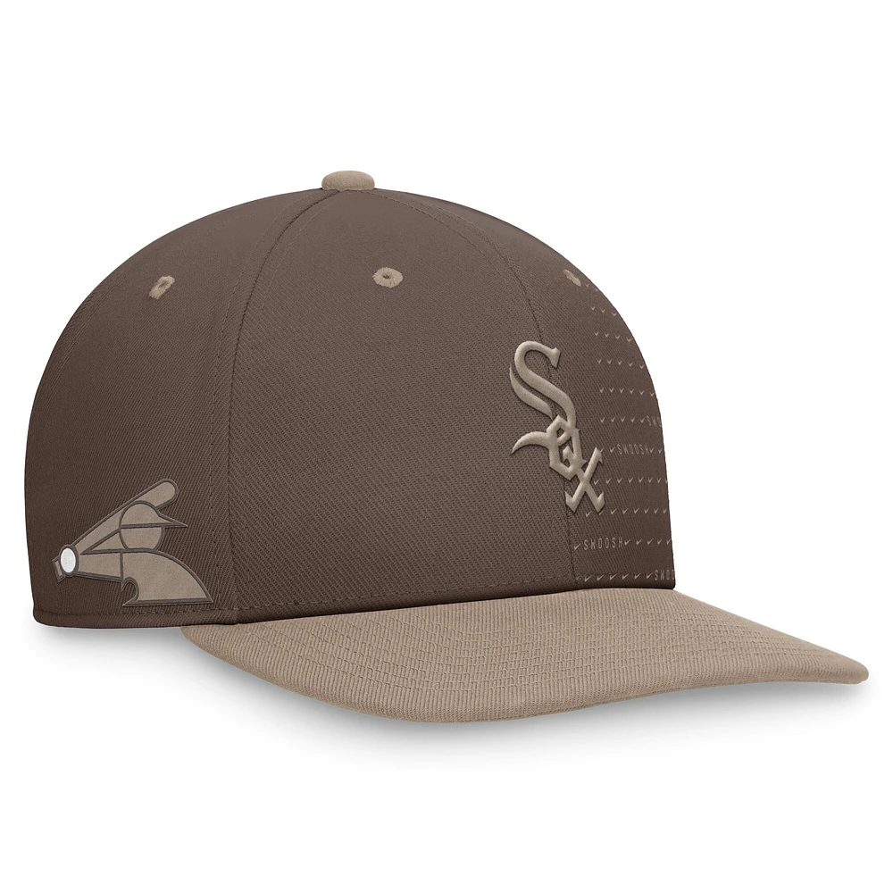 Casquette Snapback Nike Chicago White Sox Statement Ironstone Pro Performance marron pour homme