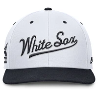 Casquette Nike Pro Performance Snapback pour homme de la collection Cooperstown des Chicago White Sox, blanche/bleu marine