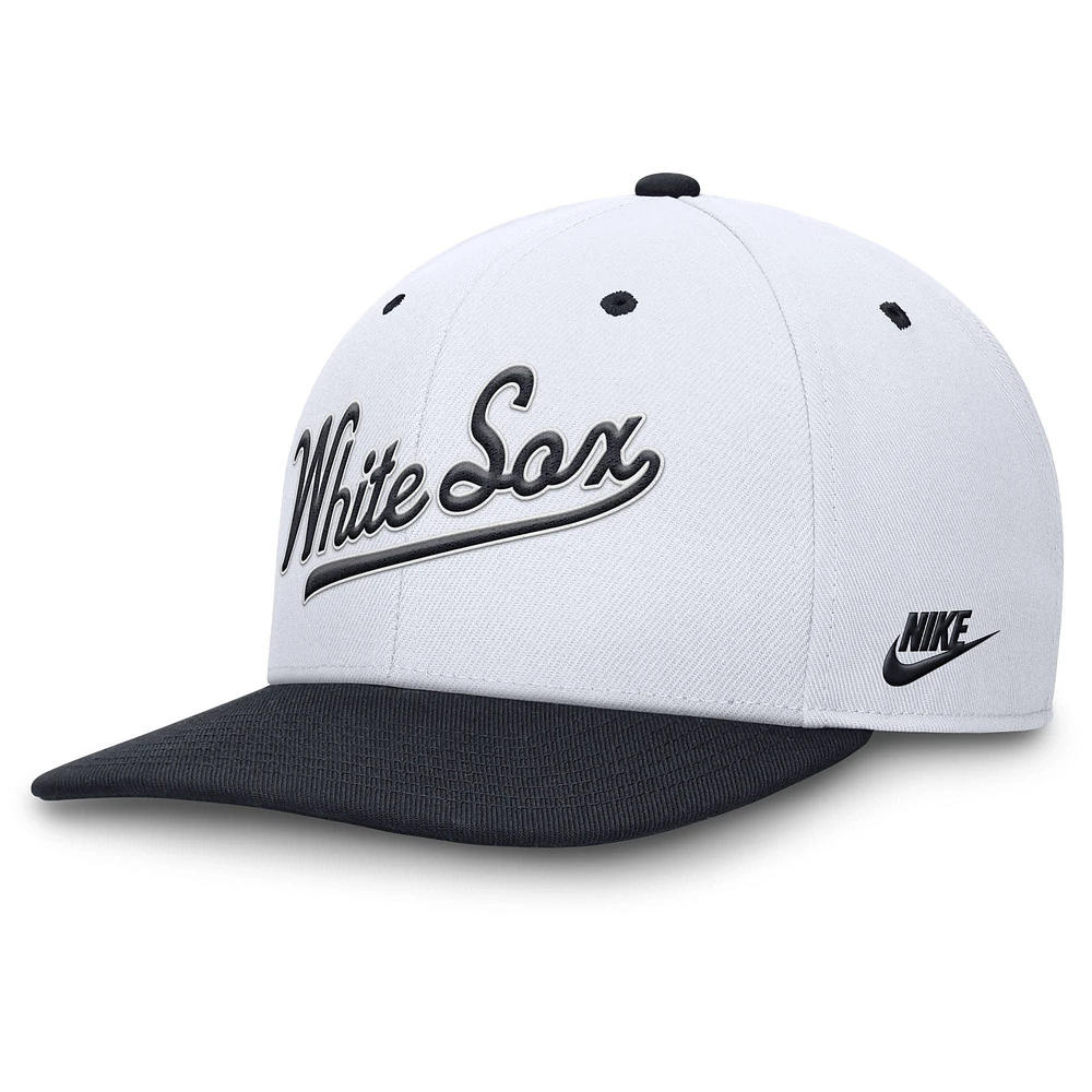 Casquette Nike Pro Performance Snapback pour homme de la collection Cooperstown des Chicago White Sox, blanche/bleu marine