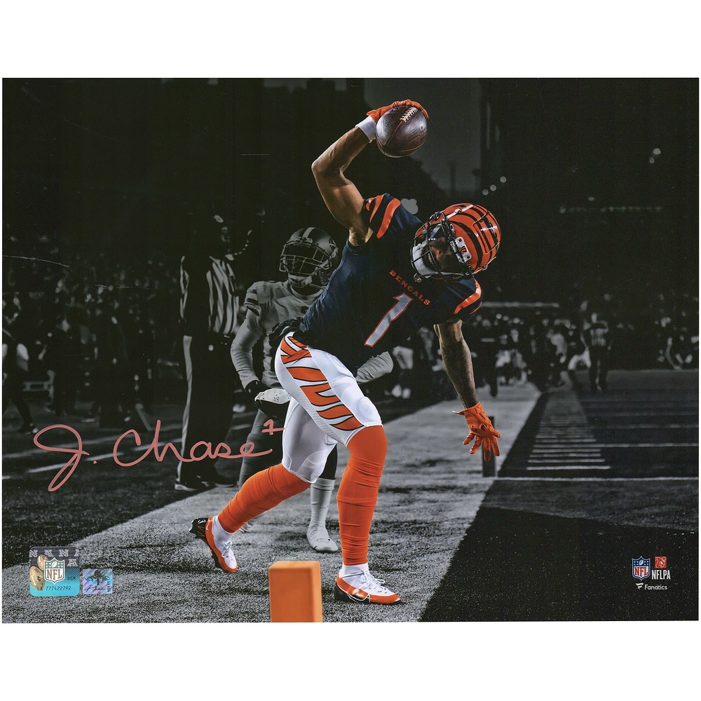 Ja'Marr Chase Cincinnati Bengals dédicacé 11'' x 14'' Touchdown Spike Spotlight Photographie