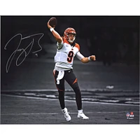 Photographie autographiée de Joe Burrow des Bengals de Cincinnati en maillot blanc de 11"x 14"