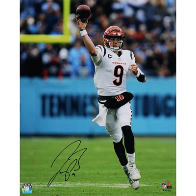 Photographie autographiée de 16" x 20" de Joe Burrow Cincinnati Bengals contre les Titans en maillot blanc