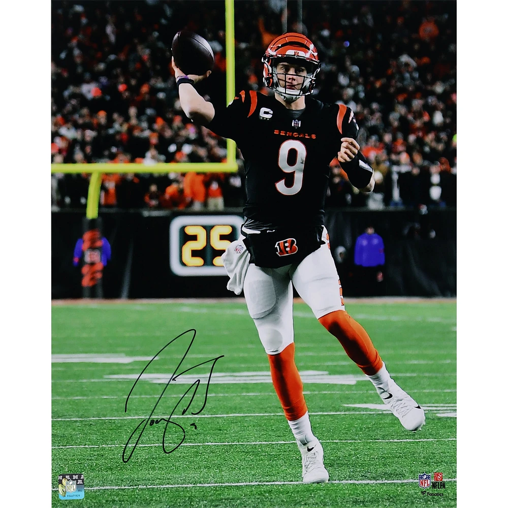 Photographie autographiée de 16" x 20" de Joe Burrow Cincinnati Bengals en train de lancer la nuit en maillot noir