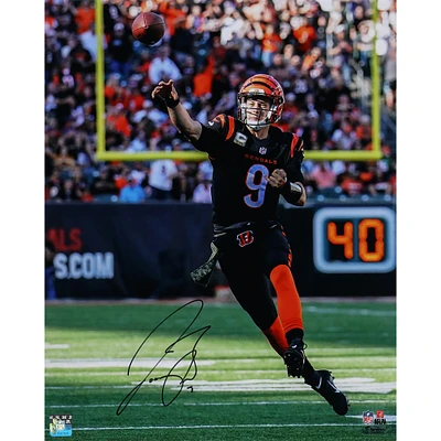 Photographie autographiée de 16" x 20" de Joe Burrow Cincinnati Bengals en train de lancer en courant dans un maillot noir