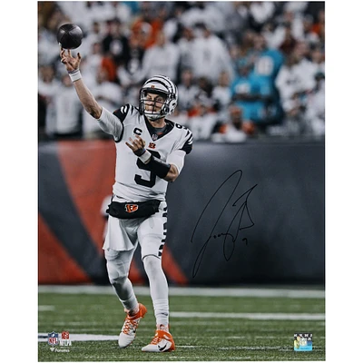 Photographie verticale autographiée de 16" x 20" de Joe Burrow Cincinnati Bengals en train de lancer un maillot blanc