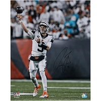 Photographie verticale autographiée de 16" x 20" de Joe Burrow Cincinnati Bengals en train de lancer un maillot blanc