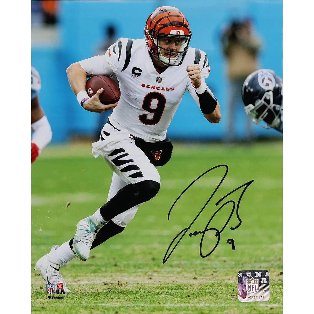 Photographie autographiée de 8" x 10" de Joe Burrow Cincinnati Bengals en train de courir en maillot blanc