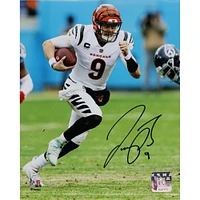 Photographie autographiée de 8" x 10" de Joe Burrow Cincinnati Bengals en train de courir en maillot blanc