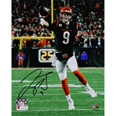 Photographie autographiée de 8" x 10" de Joe Burrow Cincinnati Bengals en train de lancer la nuit en maillot noir