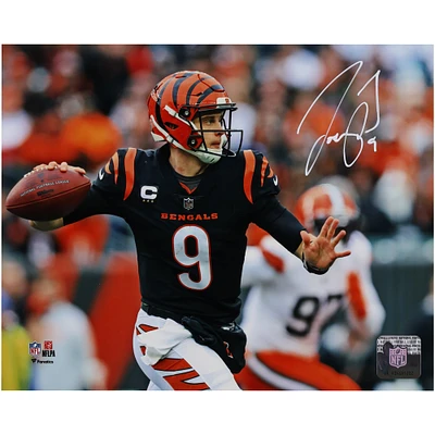 Photographie horizontale dédicacée de 8" x 10" de Joe Burrow Cincinnati Bengals en train de lancer un maillot blanc