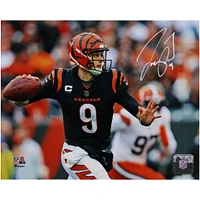 Photographie horizontale dédicacée de 8" x 10" de Joe Burrow Cincinnati Bengals en train de lancer un maillot blanc
