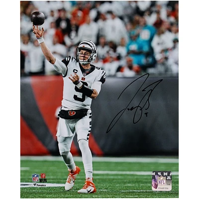 Photographie verticale autographiée de 20,3 x 25,4 cm de Joe Burrow, joueur des Bengals de Cincinnati, maillot blanc en train de lancer