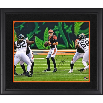 Photographie encadrée autographiée de Joe Burrow Cincinnati Bengals 16" x 20" en maillot noir debout dans une poche