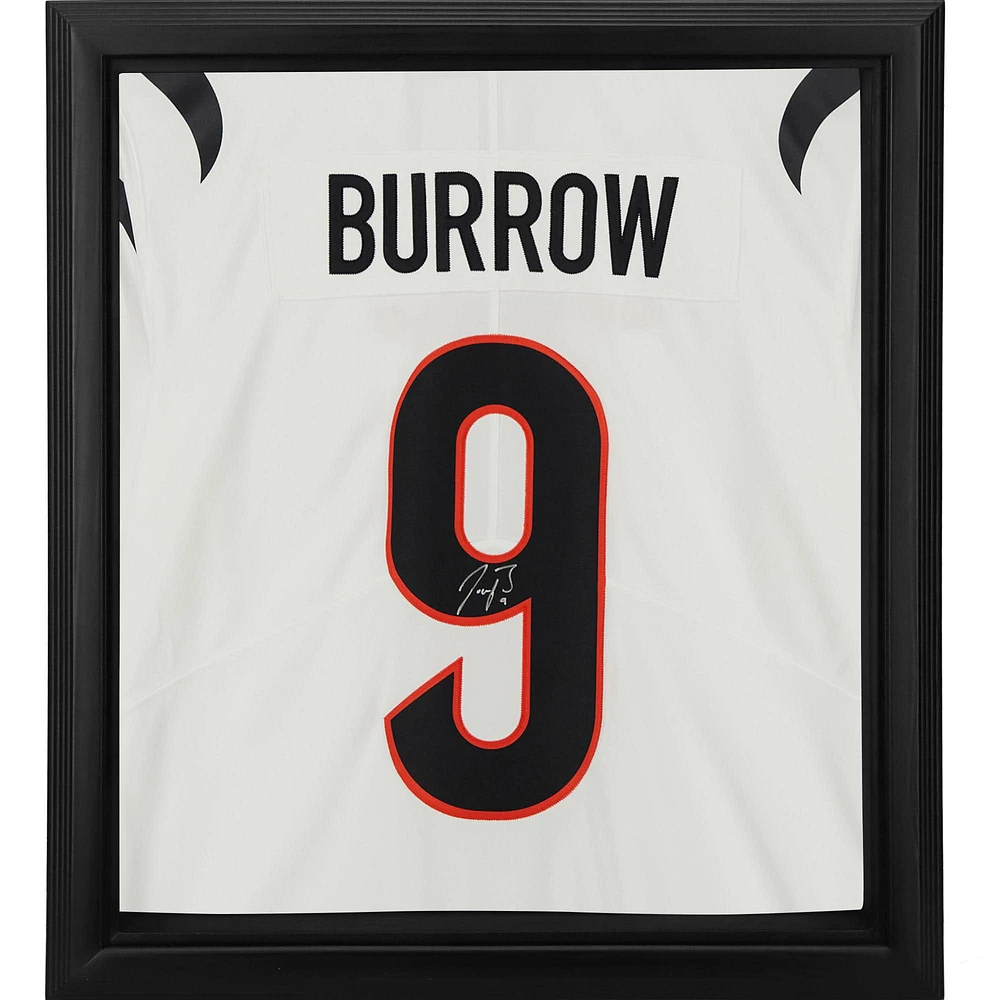 Maillot Nike Vapor Limited blanc encadré autographié par Joe Burrow des Bengals de Cincinnati Shadowbox