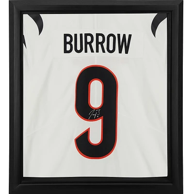 Maillot Nike Vapor Limited blanc encadré autographié par Joe Burrow des Bengals de Cincinnati Shadowbox