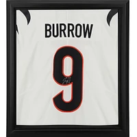 Maillot Nike Vapor Limited blanc encadré autographié par Joe Burrow des Bengals de Cincinnati Shadowbox