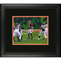 Photographie encadrée autographiée de 8" x 10" de Joe Burrow Cincinnati Bengals, maillot noir debout dans une poche