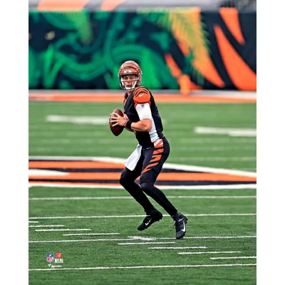 Joe Burrow Cincinnati Bengals Fanatics Authentic Autographed 16 x 20  White Jersey Throwing Vertical Photograph