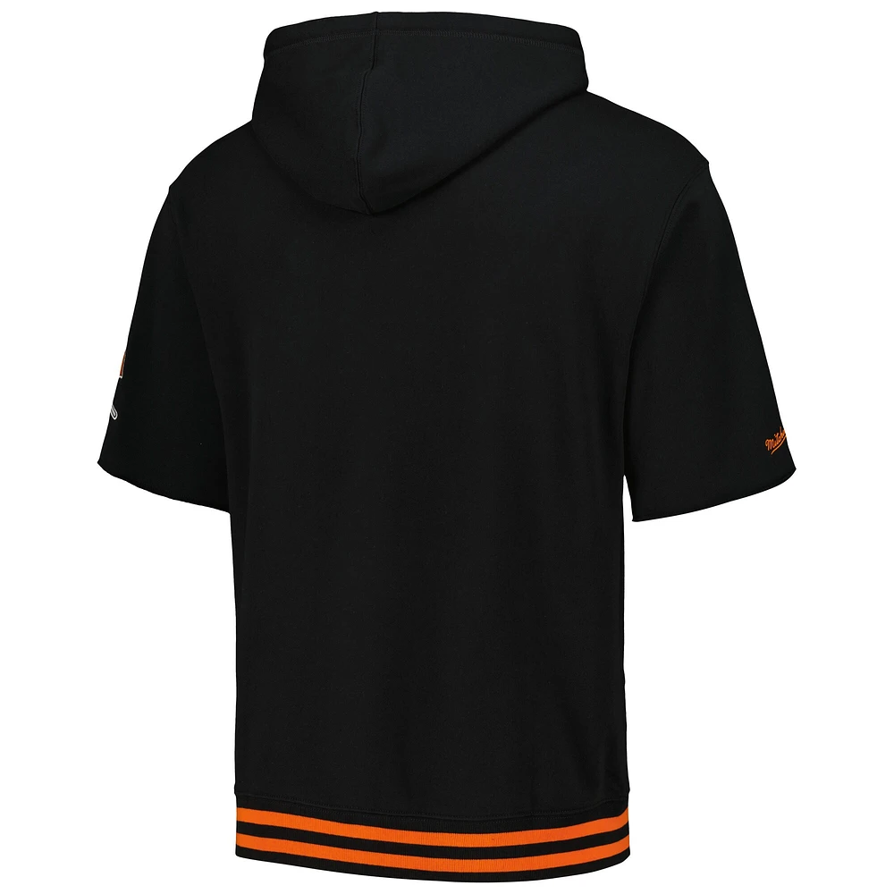 Chandail à capuchon manches courtes d'avant-match des Bengals de Cincinnati Mitchell & Ness pour homme, noir