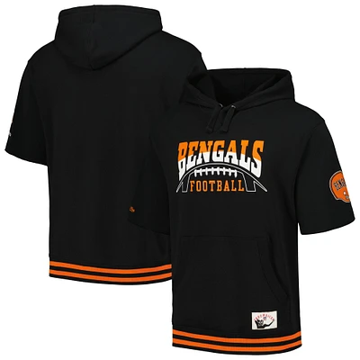 Chandail à capuchon manches courtes d'avant-match des Bengals de Cincinnati Mitchell & Ness pour homme, noir