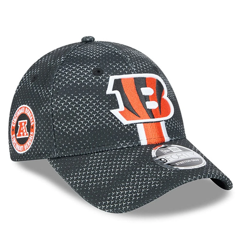 Casquette extensible à bouton-pression New Era noire pour hommes des Bengals de Cincinnati 2024 Sideline 9FORTY