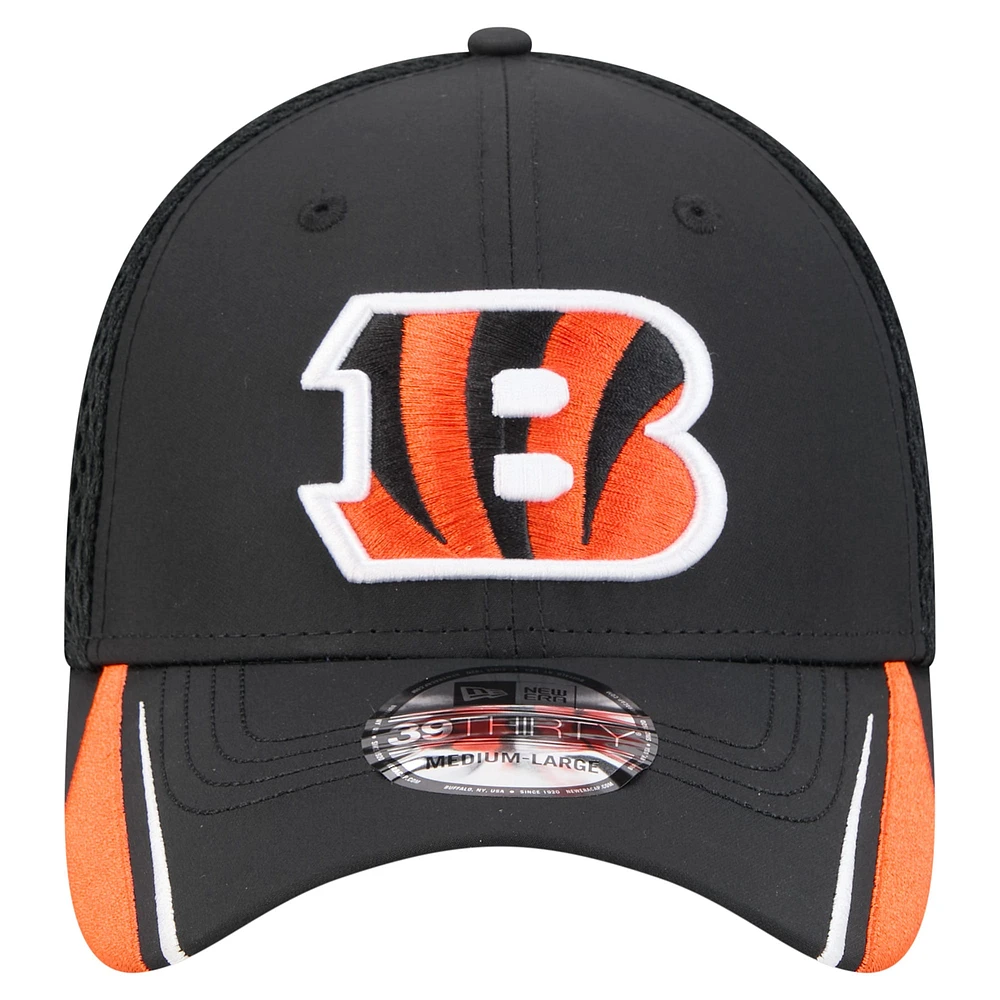 Men's New Era  Black Cincinnati Bengals Game Day Linear 39THIRTY Flex Hat