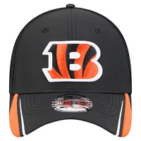 Men's New Era  Black Cincinnati Bengals Game Day Linear 39THIRTY Flex Hat