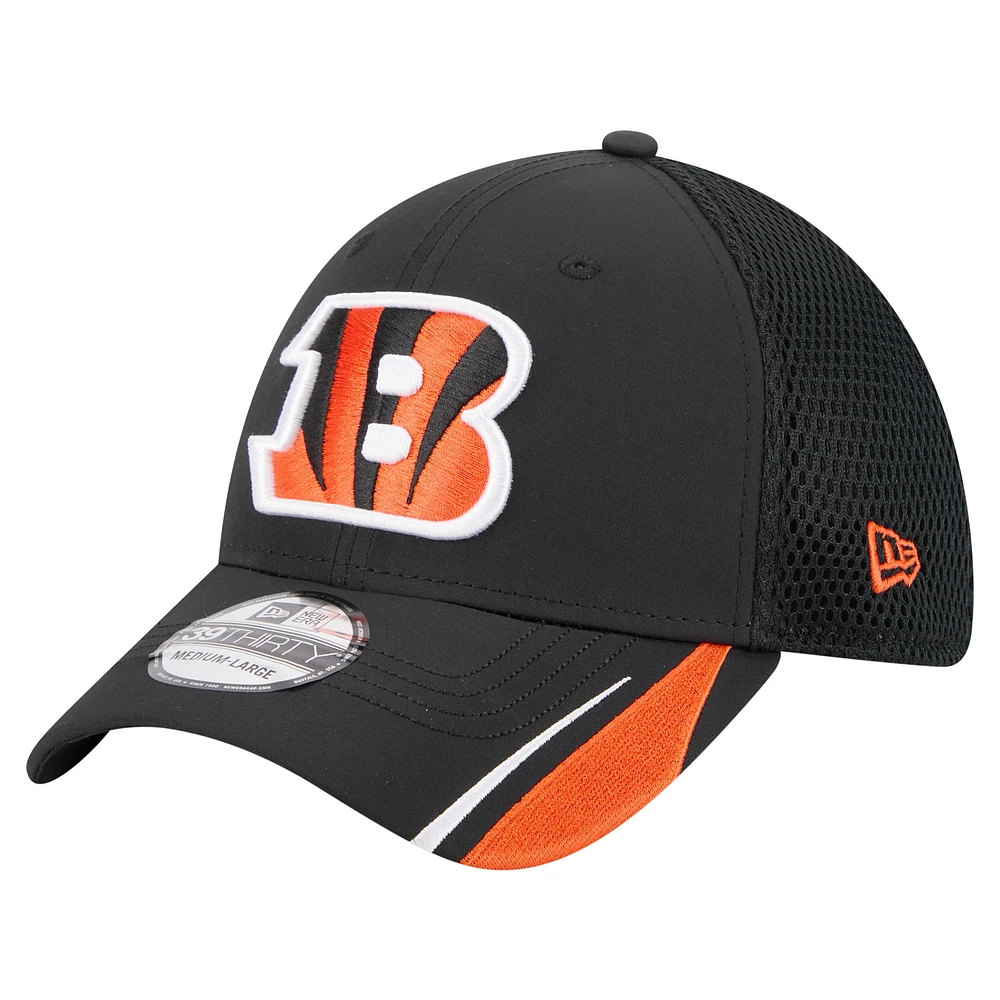 Men's New Era Black Cincinnati Bengals Game Day Linear 39THIRTY Flex Hat