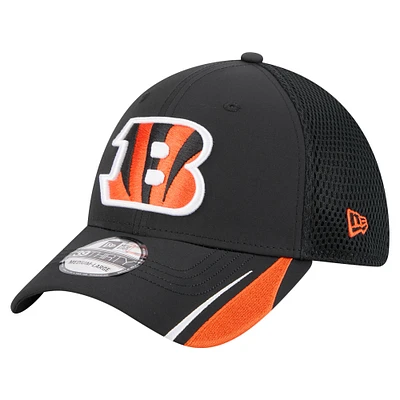 Men's New Era  Black Cincinnati Bengals Game Day Linear 39THIRTY Flex Hat