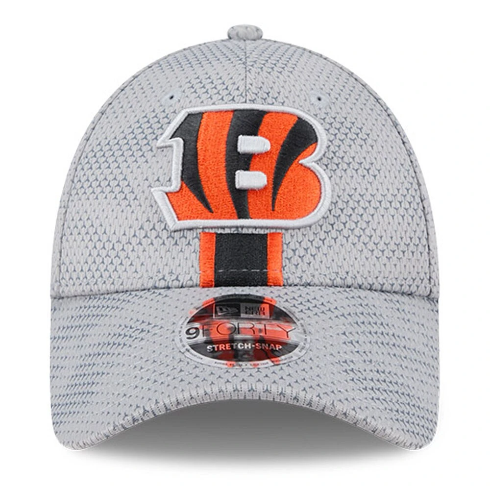 Casquette extensible à bouton-pression New Era pour hommes des Bengals de Cincinnati 2024 Sideline 9FORTY grise