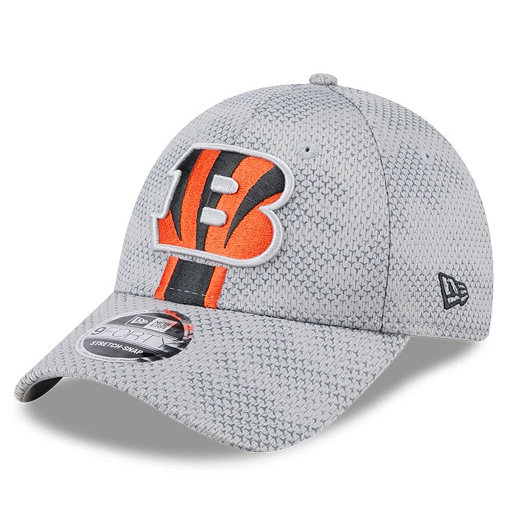 Casquette extensible à bouton-pression New Era pour hommes des Bengals de Cincinnati 2024 Sideline 9FORTY grise