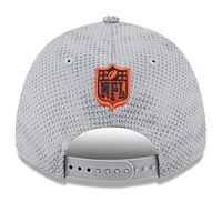 Casquette extensible à bouton-pression New Era pour hommes des Bengals de Cincinnati 2024 Sideline 9FORTY grise