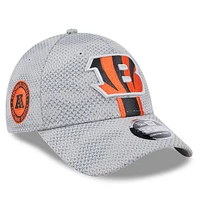 Casquette extensible à bouton-pression New Era pour hommes des Bengals de Cincinnati 2024 Sideline 9FORTY grise