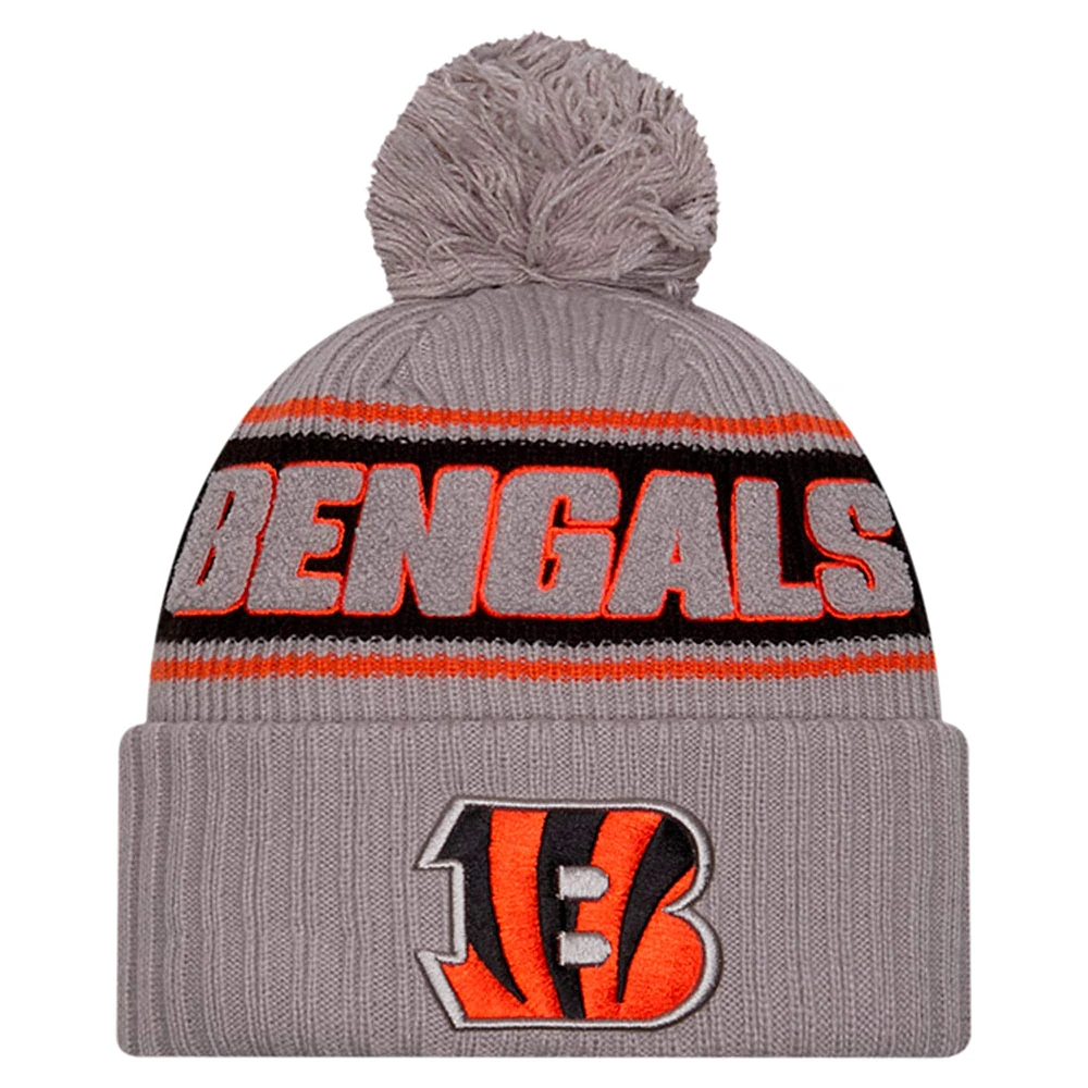 Bonnet tricoté à revers avec pompon Cincinnati Bengals 2024 Sideline Sport pour homme New Era gris