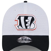 Casquette flexible 39THIRTY New Era pour hommes, Cincinnati Bengals 2024 NFL Training Camp, blanc/noir